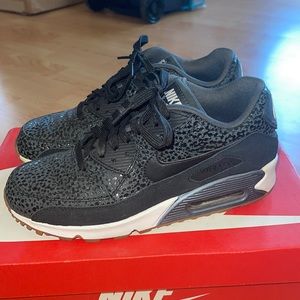 NIKE women’s Air Max 90 Premium